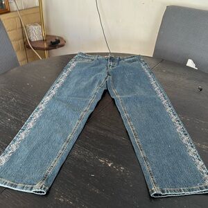 Women’s jeans with embroidery!
